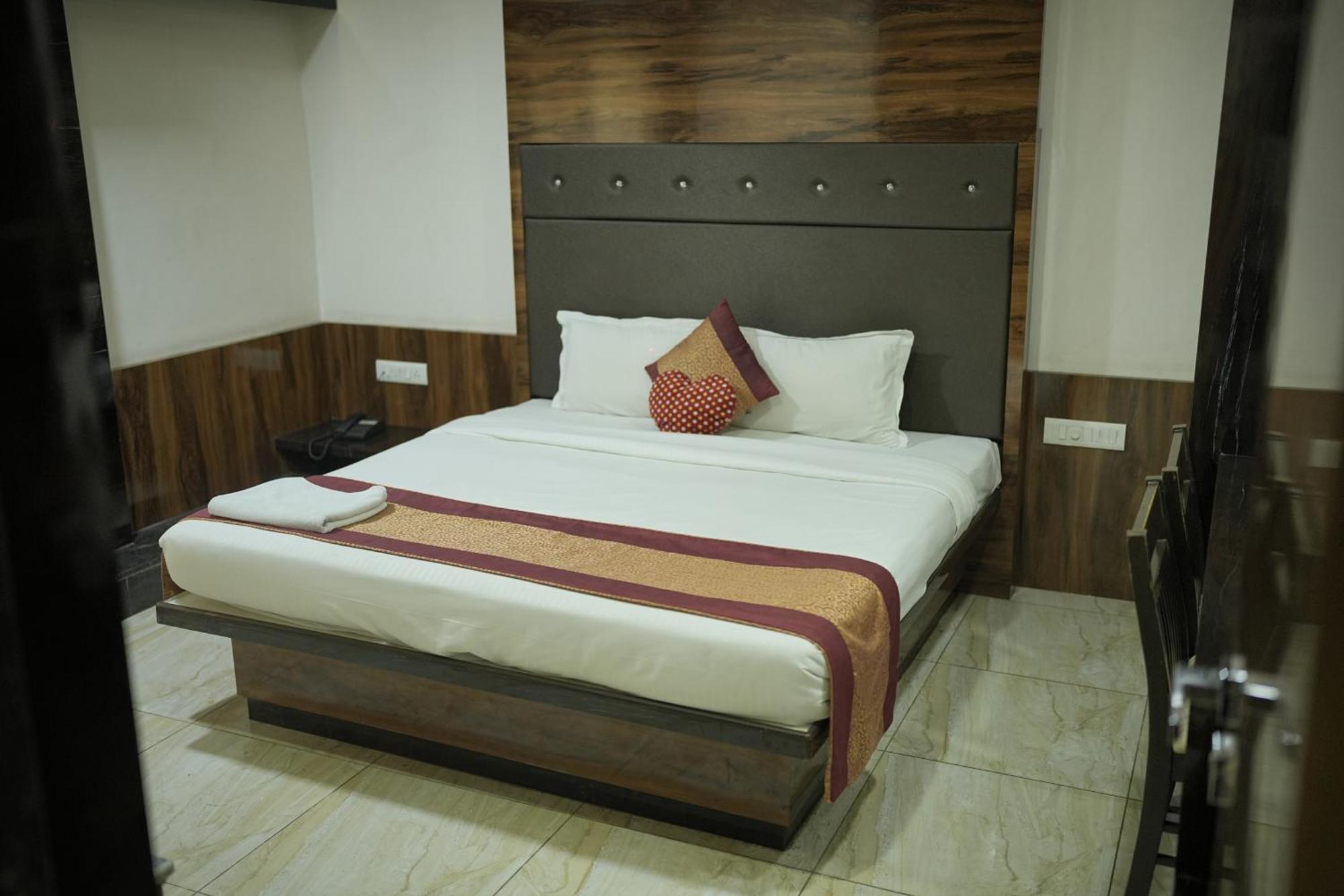 Atharva Hotel Kalaburagi Exterior photo